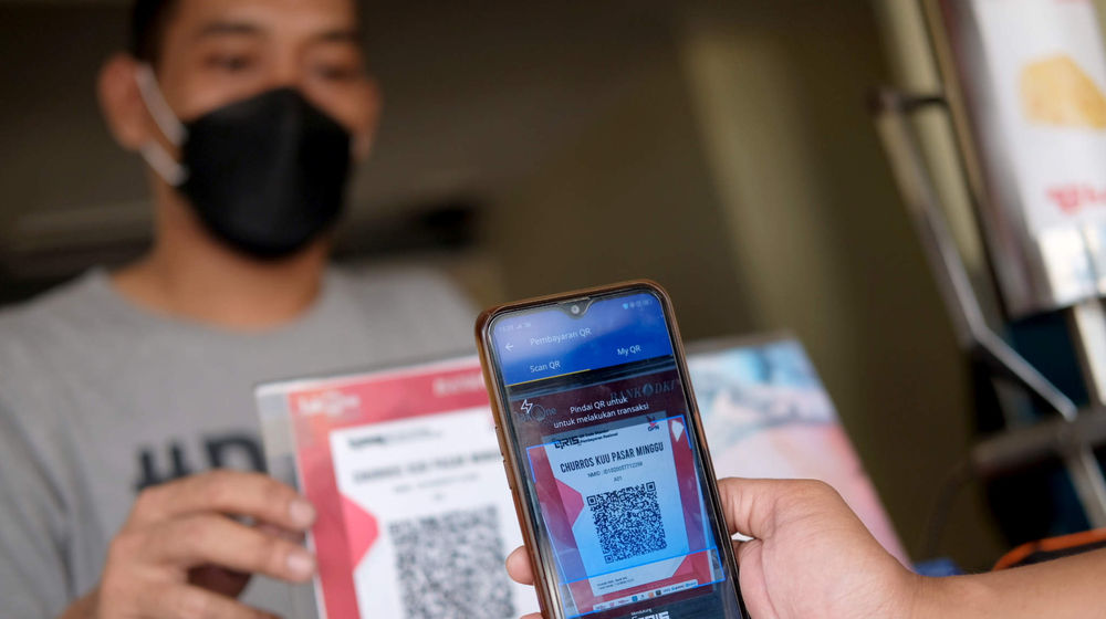 <p>Warga memindai kode batang atau QR Code saat bertransaksi digital di gerai makanan dan minuman ringan siap saji di kawasan Pasar Minggu, Jakarta, Selasa, 18 Mei 2021. Foto: Ismail Pohan/TrenAsia</p>
