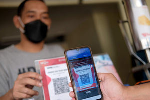<p>Warga memindai kode batang atau QR Code saat bertransaksi digital di gerai makanan dan minuman ringan siap saji di kawasan Pasar Minggu, Jakarta, Selasa, 18 Mei 2021. Foto: Ismail Pohan/TrenAsia</p>
