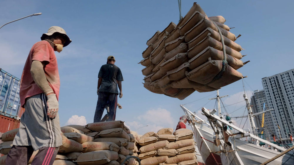 <p>Pekerja melakukan bongkar muat semen yang akan dimasukkan ke dalam kapal muatan barang di dermaga Pelabuhan Sunda Kelapa, Jakarta, Rabu, 19 Mei 2021. Foto: Ismail Pohan/TrenAsia</p>