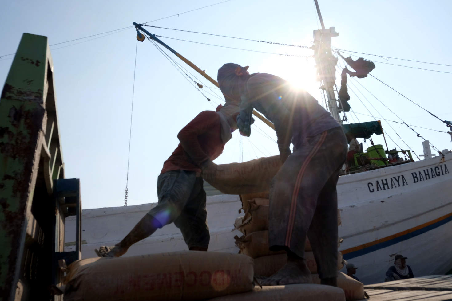 <p>Pekerja melakukan bongkar muat semen yang akan dimasukkan ke dalam kapal muatan barang di dermaga Pelabuhan Sunda Kelapa, Jakarta, Rabu,  19 Mei 2021. Foto: Ismail Pohan/TrenAsia</p>
