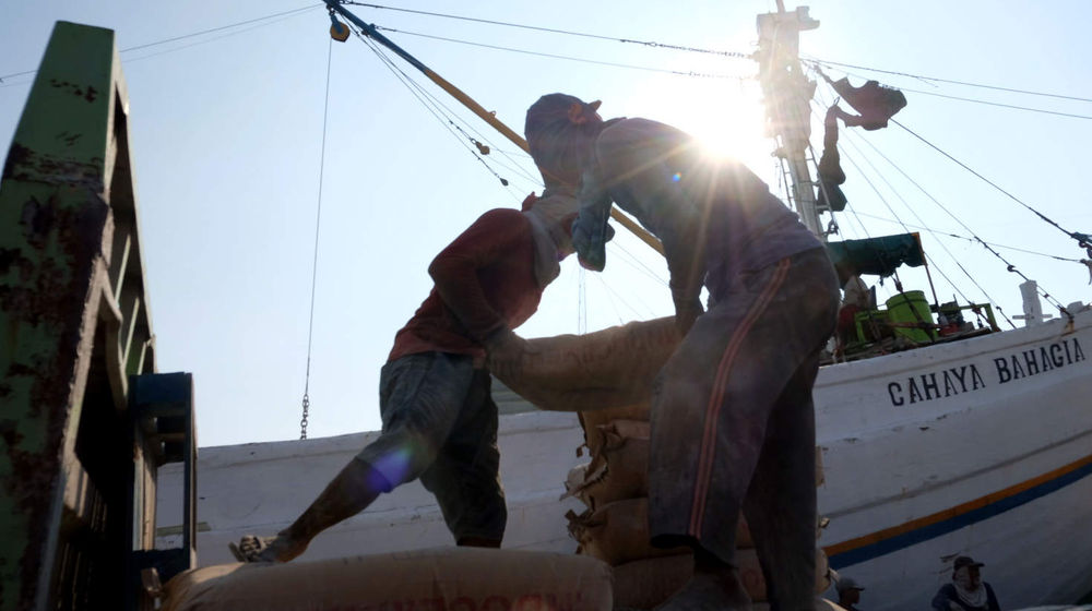 <p>Pekerja melakukan bongkar muat semen yang akan dimasukkan ke dalam kapal muatan barang di dermaga Pelabuhan Sunda Kelapa, Jakarta, Rabu,  19 Mei 2021. Foto: Ismail Pohan/TrenAsia</p>
