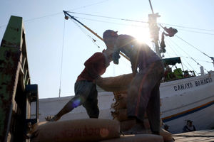 <p>Pekerja melakukan bongkar muat semen yang akan dimasukkan ke dalam kapal muatan barang di dermaga Pelabuhan Sunda Kelapa, Jakarta, Rabu,  19 Mei 2021. Foto: Ismail Pohan/TrenAsia</p>
