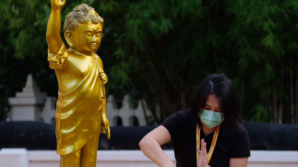 <p>Umat Budha bersiap melakukan sembahyang puncak peringatan Hari Raya Waisak di Vihara Jakarta Dhammacakka Jaya, Sunter, Jakarta Utara, Rabu, 26 Mei 2021. Foto: Ismail Pohan/TrenAsia</p>
