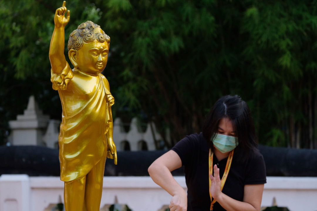 <p>Umat Budha bersiap melakukan sembahyang puncak peringatan Hari Raya Waisak di Vihara Jakarta Dhammacakka Jaya, Sunter, Jakarta Utara, Rabu, 26 Mei 2021. Foto: Ismail Pohan/TrenAsia</p>
