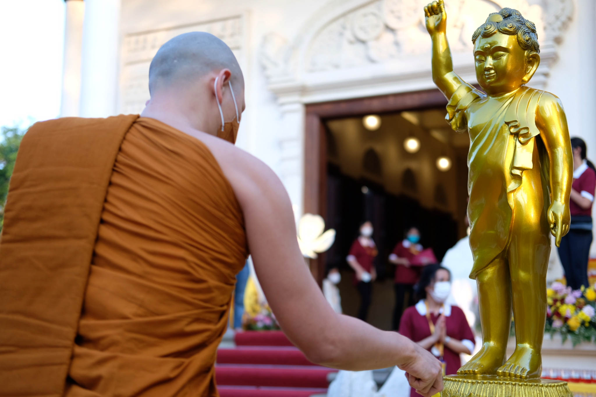 <p>seorang Biksu menyalakan lilin sebelum sembahyang puncak peringatan Hari Raya Waisak di Vihara Jakarta Dhammacakka Jaya, Sunter, Jakarta Utara, Rabu, 26 Mei 2021. Foto: Ismail Pohan/TrenAsia</p>
