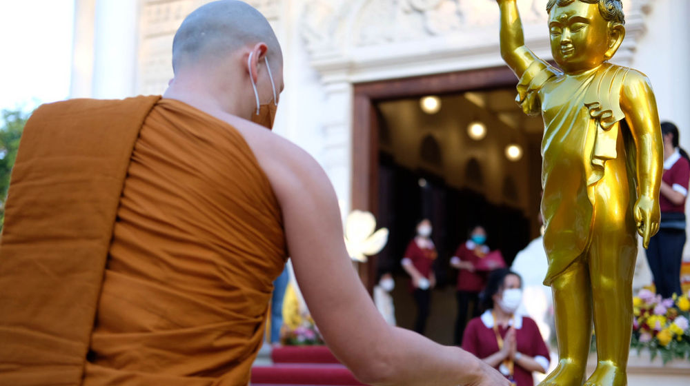 <p>seorang Biksu menyalakan lilin sebelum sembahyang puncak peringatan Hari Raya Waisak di Vihara Jakarta Dhammacakka Jaya, Sunter, Jakarta Utara, Rabu, 26 Mei 2021. Foto: Ismail Pohan/TrenAsia</p>
