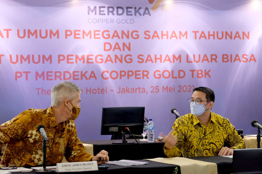 <p>Presiden Direktur MDKA Albert Saputro (kanan) berbincang dengan Wakil Presiden Direktur MDKA Simon James Milroy (kiri) saat akan memulai publik expose usai pelaksanaan RUPST dan RUPSLB MDKA di Jakarta, Selasa, 25 Mei 2021. Foto: Ismail Pohan/TrenAsia</p>
