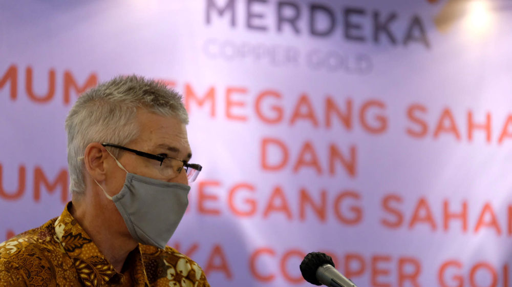 <p>Wakil Presiden Direktur MDKA Simon James Milroy memberikan pemaparan pada public expise usai pelaksanaan RUPST dan RUPSLB MDKA di Jakarta, Selasa, 25 Mei 2021. Foto: Ismail Pohan/TrenAsia</p>