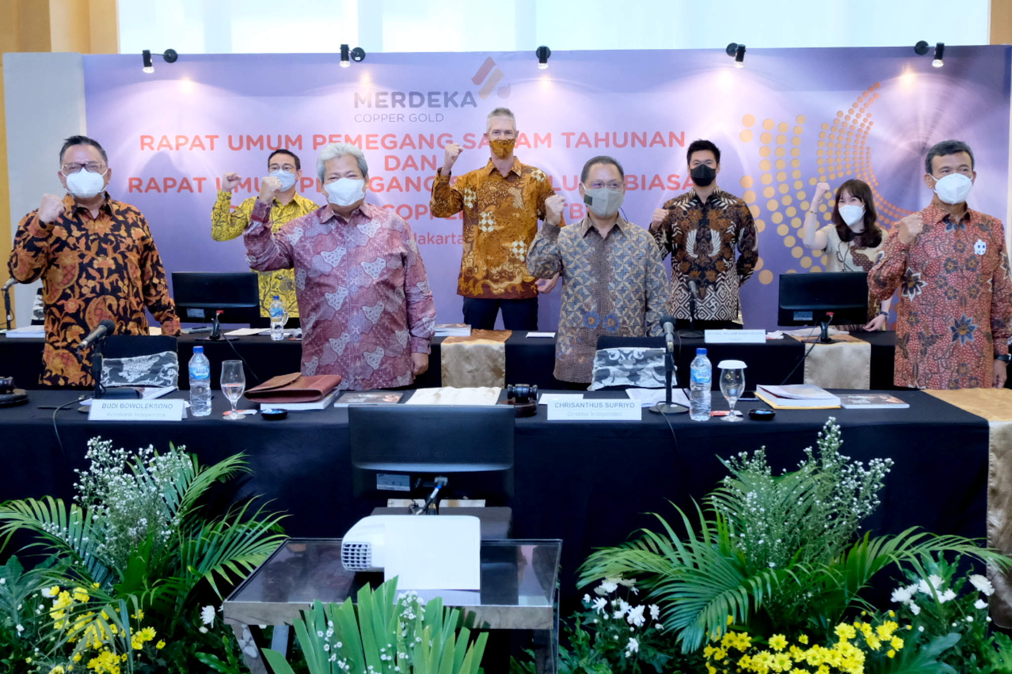 <p>Jajaran Komisaris dan Direksi PT Merdeka Copper Gold Tbk (kode Saham &#8220;MDKA&#8221;)  berfoto bersama usai pelaksanaan RUPST dan RUPSLB MDKA di Jakarta, Selasa, 25 Mei 2021. Foto: Ismail Pohan/TrenAsia</p>
