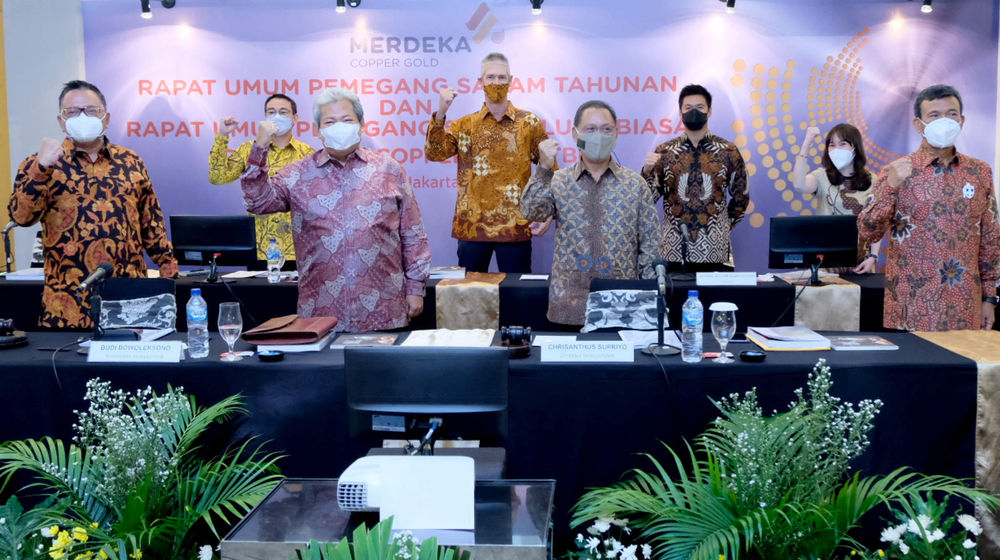 <p>Jajaran Komisaris dan Direksi PT Merdeka Copper Gold Tbk (kode Saham “MDKA”)  berfoto bersama usai pelaksanaan RUPST dan RUPSLB MDKA di Jakarta, Selasa, 25 Mei 2021. Foto: Ismail Pohan/TrenAsia</p>
