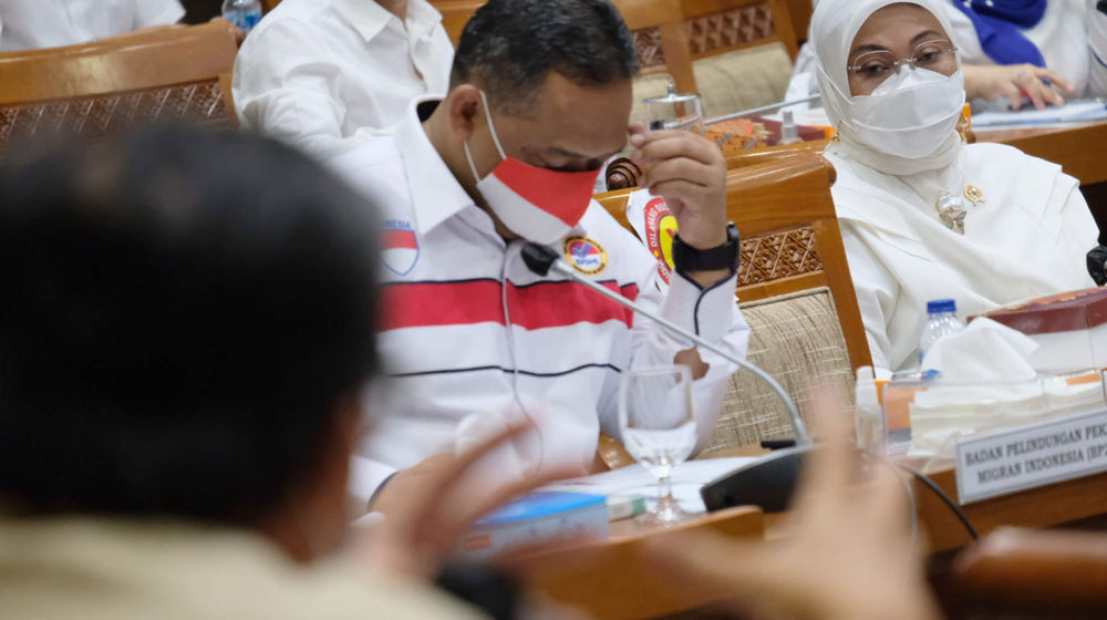 <p>Menteri Ketenagakerjaan, Ida Fauziyah (kanan) bersama Kepala Badan Pelindungan Pekerja Migran Indonesia (BP2MI), Benny Rhamdani (kedua kiri) saat mengikuti rapat kerja dengan komisi IX DPR di kompleks Parlemen, Senayan, Jakarta, Senin, 24 Mei 2021. Foto: Ismail Pohan/TrenAsia</p>