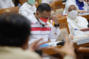 <p>Menteri Ketenagakerjaan, Ida Fauziyah (kanan) bersama Kepala Badan Pelindungan Pekerja Migran Indonesia (BP2MI), Benny Rhamdani (kedua kiri) saat mengikuti rapat kerja dengan komisi IX DPR di kompleks Parlemen, Senayan, Jakarta, Senin, 24 Mei 2021. Foto: Ismail Pohan/TrenAsia</p>
