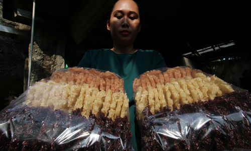 <p>Nampak sejumlah pekerja tengah membuat penganan rengginang di kawasan Buaran Serpong Tangerang Selatan,Sabtu 1 Mei 2021. Foto : Panji Asmoro/TrenAsia</p>
