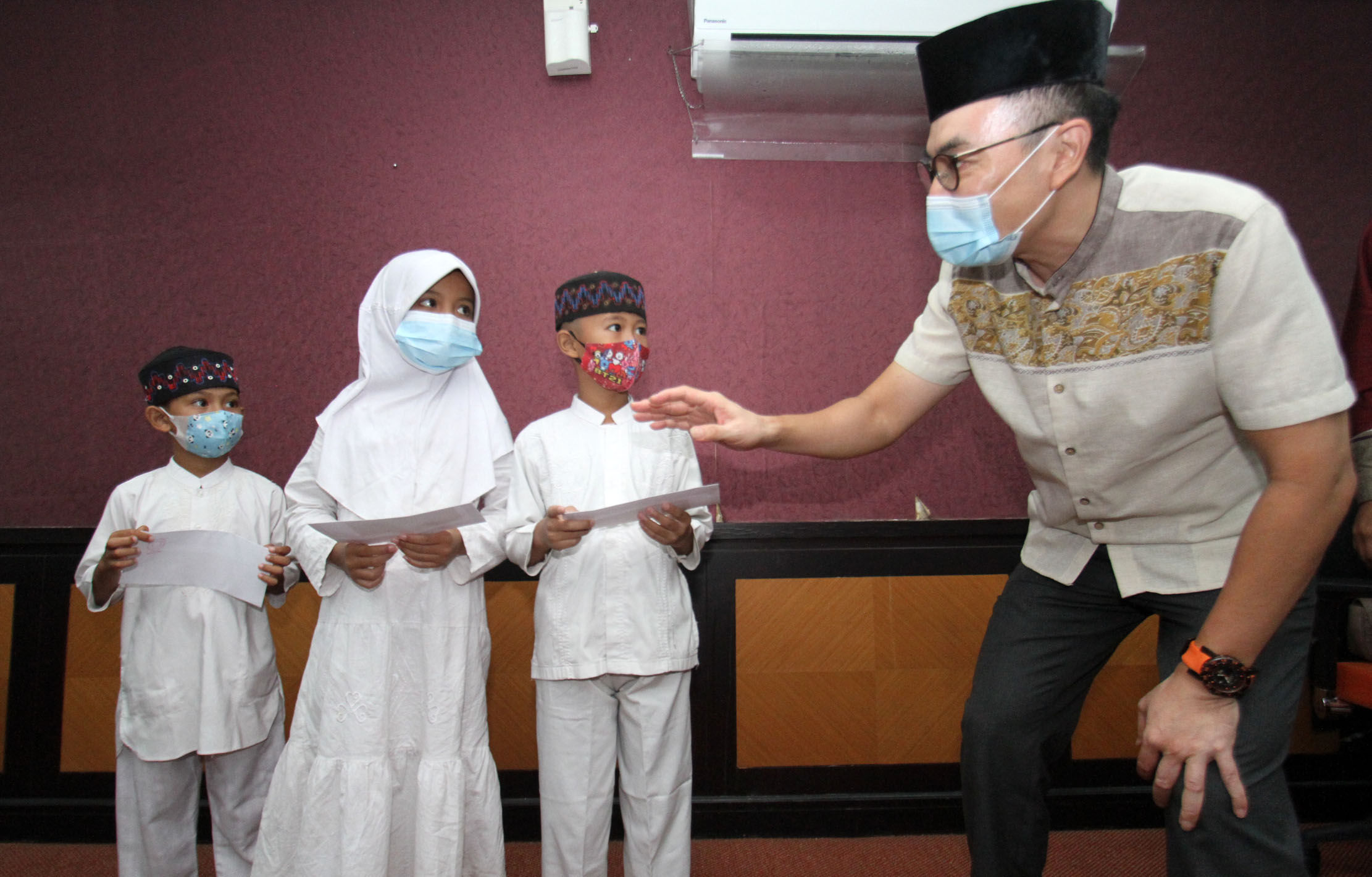 <p>Ketua DPD REI DKI Jakarta Arvin F. Iskandar  saat memberikan santunan secara simbolis kepada Anak Yatim binaan Masjid Al Bakrie Kuningan Jakarta Selatan di kantor sekretariat DPD REI DKI , Sabtu 8 Mei 2021. Foto : Panji Asmoro/TrenAsia</p>
