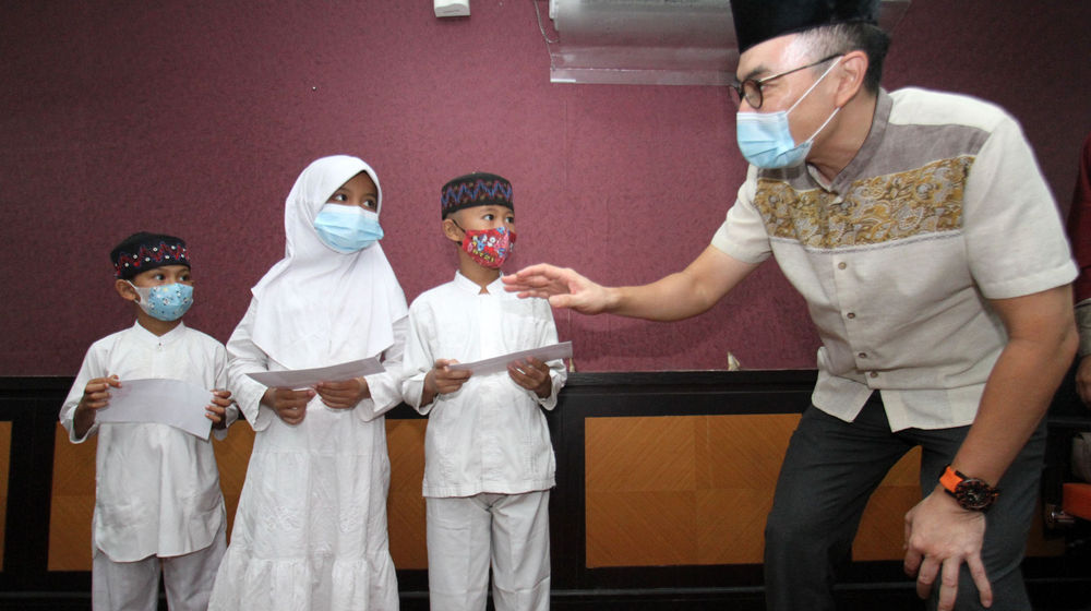 <p>Ketua DPD REI DKI Jakarta Arvin F. Iskandar  saat memberikan santunan secara simbolis kepada Anak Yatim binaan Masjid Al Bakrie Kuningan Jakarta Selatan di kantor sekretariat DPD REI DKI , Sabtu 8 Mei 2021. Foto : Panji Asmoro/TrenAsia</p>
