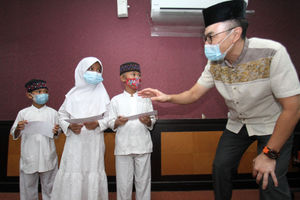 <p>Ketua DPD REI DKI Jakarta Arvin F. Iskandar  saat memberikan santunan secara simbolis kepada Anak Yatim binaan Masjid Al Bakrie Kuningan Jakarta Selatan di kantor sekretariat DPD REI DKI , Sabtu 8 Mei 2021. Foto : Panji Asmoro/TrenAsia</p>
