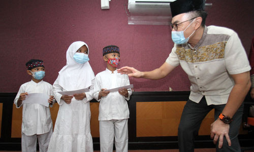 <p>Ketua DPD REI DKI Jakarta Arvin F. Iskandar  saat memberikan santunan secara simbolis kepada Anak Yatim binaan Masjid Al Bakrie Kuningan Jakarta Selatan di kantor sekretariat DPD REI DKI , Sabtu 8 Mei 2021. Foto : Panji Asmoro/TrenAsia</p>
