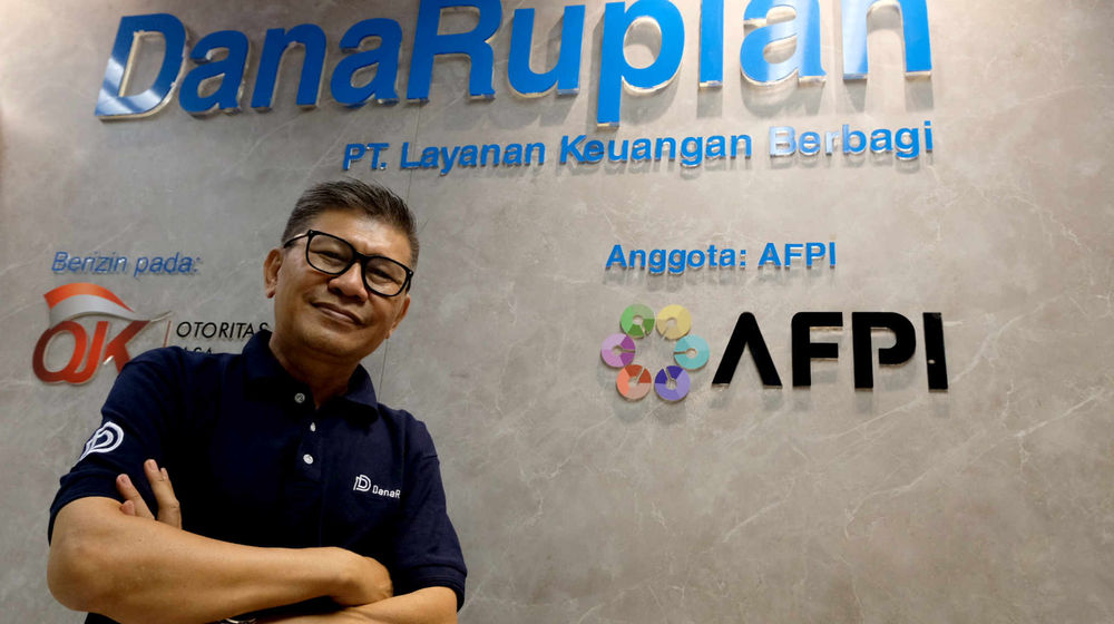 <p>Presiden  Direktur DanaRupiah Entjik S. Djafar berpose usai perayaan 1 tahun DanaRupiah memperoleh izin dari Otoritas Jasa Keuangan (OJK) yang diadakan di kantor DanaRupiah, Jakarta, Kamis, 27 Mei 2021. Foto: Ismail Pohan/TrenAsia</p>
