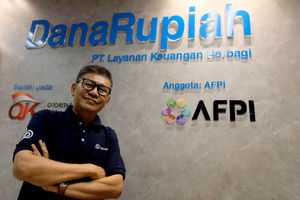 <p>Presiden  Direktur DanaRupiah Entjik S. Djafar berpose usai perayaan 1 tahun DanaRupiah memperoleh izin dari Otoritas Jasa Keuangan (OJK) yang diadakan di kantor DanaRupiah, Jakarta, Kamis, 27 Mei 2021. Foto: Ismail Pohan/TrenAsia</p>
