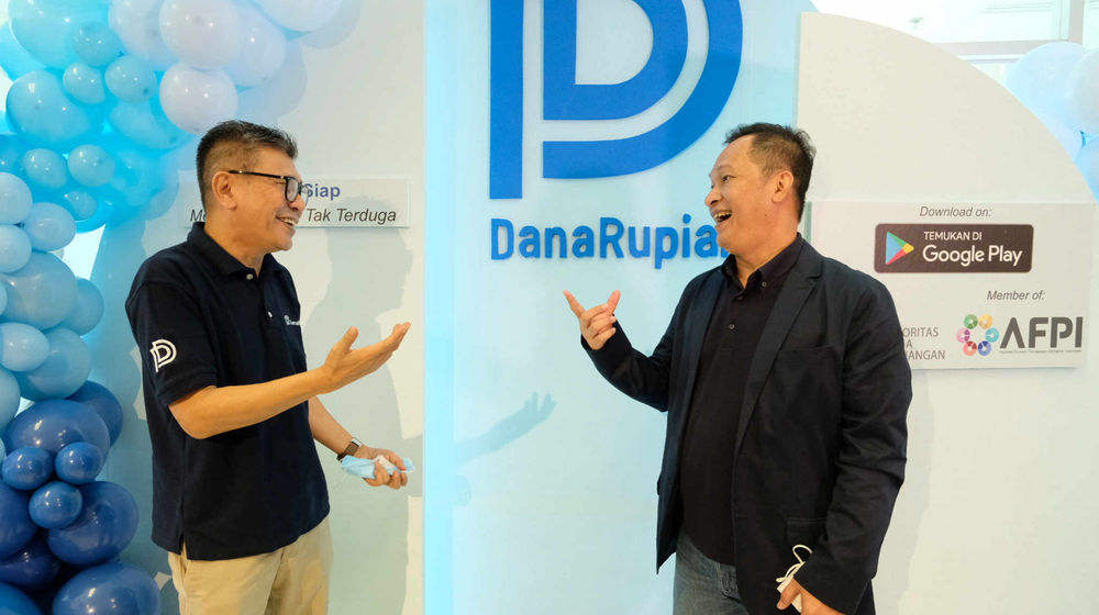 <p>Presiden Direktur DanaRupiah Entjik S. Djafar (kiri) berbincang dengan Direktur Eksekutif AFPI Kuseryansyah (kanan) usai seremoni perayaan 1 tahun DanaRupiah memperoleh izin dari Otoritas Jasa Keuangan (OJK) yang diadakan di kantor DanaRupiah, Jakarta, Kamis, 27 Mei 2021. Foto: Ismail Pohan/TrenAsia</p>