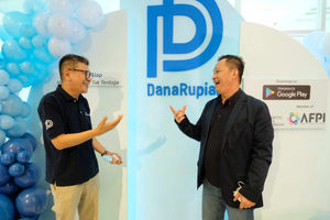 <p>Presiden  Direktur DanaRupiah Entjik S. Djafar (kiri) berbincang dengan Direktur Eksekutif AFPI Kuseryansyah (kanan) usai seremoni perayaan 1 tahun DanaRupiah memperoleh izin dari Otoritas Jasa Keuangan (OJK) yang diadakan di kantor DanaRupiah, Jakarta, Kamis, 27 Mei 2021. Foto: Ismail Pohan/TrenAsia</p>
