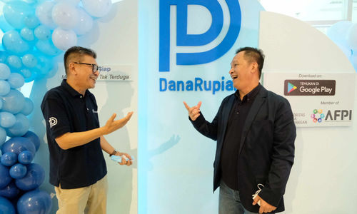 <p>Presiden  Direktur DanaRupiah Entjik S. Djafar (kiri) berbincang dengan Direktur Eksekutif AFPI Kuseryansyah (kanan) usai seremoni perayaan 1 tahun DanaRupiah memperoleh izin dari Otoritas Jasa Keuangan (OJK) yang diadakan di kantor DanaRupiah, Jakarta, Kamis, 27 Mei 2021. Foto: Ismail Pohan/TrenAsia</p>
