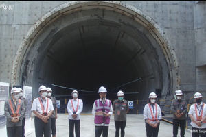 <p>Presiden Joko Widodo (Jokowi) meninjau konstruksi proyek kereta cepat Jakarta-Bandung di dua lokasi di Bekasi, Jawa Barat, Selasa, 18 Mei 2021. / Tangkapan layar Youtube Setkab</p>