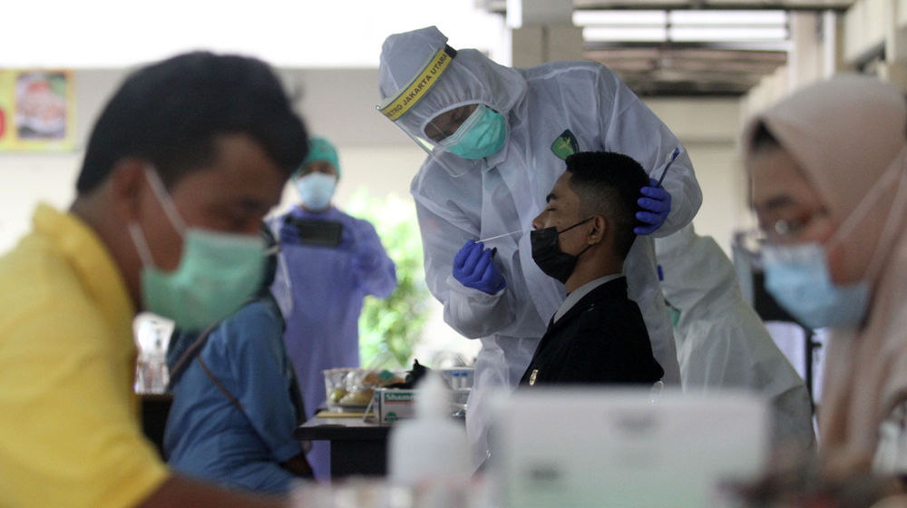 <p>Suasana pelaksanaan swab gratis yang digelar pengelola Apartemen Gading Nias Residence (GNR) bersama Polres Jakarta Utara, Polsek Kelapa Gading dan Puskesmas Kecamatan Kelapa Gading  di Tower Alamanda GNR, Jakarta, Kamis 20 Mei 2021. Foto : Panji Asmoro/TrenAsia</p>
