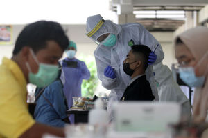 <p>Suasana pelaksanaan swab gratis yang digelar pengelola Apartemen Gading Nias Residence (GNR) bersama Polres Jakarta Utara, Polsek Kelapa Gading dan Puskesmas Kecamatan Kelapa Gading  di Tower Alamanda GNR, Jakarta, Kamis 20 Mei 2021. Foto : Panji Asmoro/TrenAsia</p>
