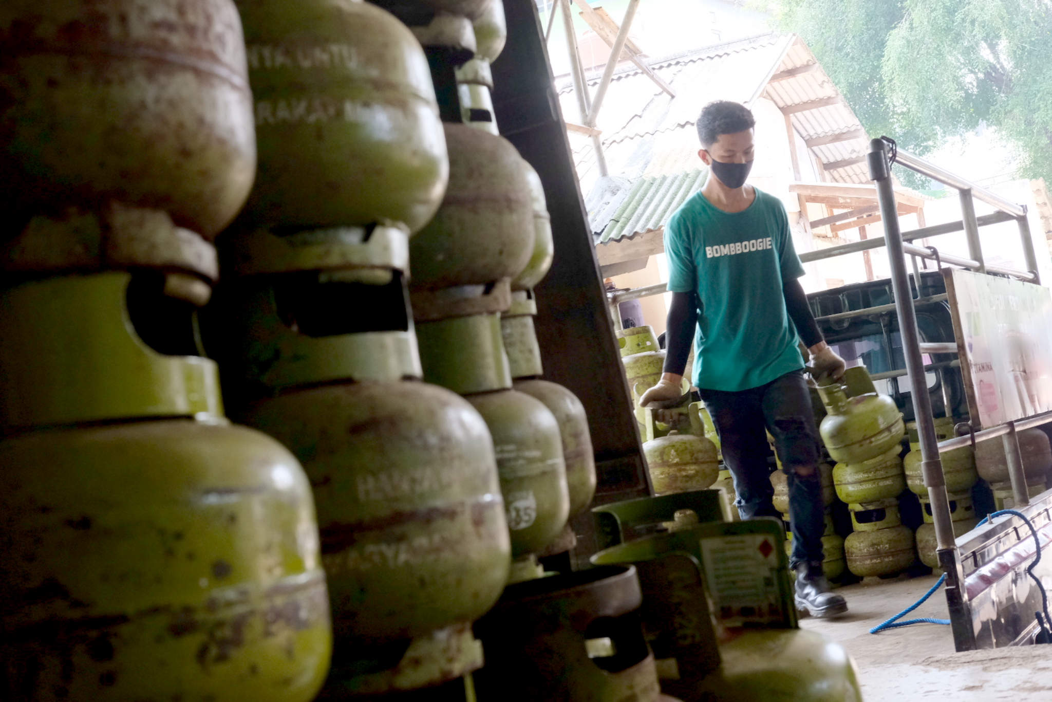 <p>Pekerja melakukan bongkar muat di salah satu agen penjualan Gas LPG 3Kg di kawasan Mampang Prapatan, Jakarta Selatan, Selasa, 18 Mei 2021. Foto: Ismail Pohan/TrenAsia</p>
