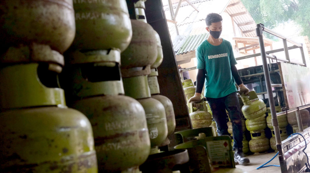 <p>Pekerja melakukan bongkar muat di salah satu agen penjualan Gas LPG 3Kg di kawasan Mampang Prapatan, Jakarta Selatan, Selasa, 18 Mei 2021. Foto: Ismail Pohan/TrenAsia</p>