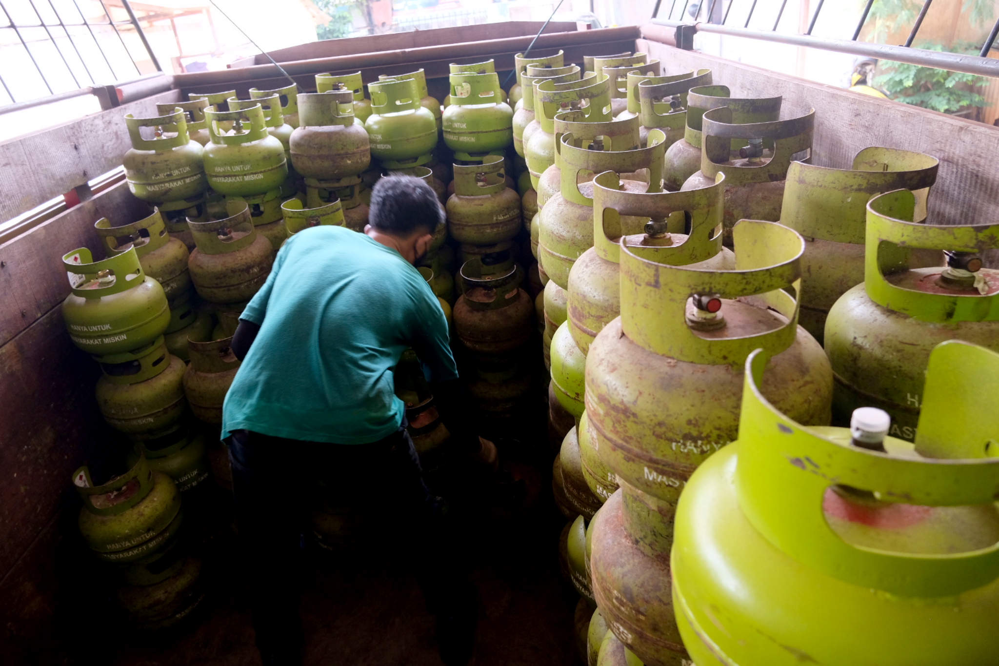 <p>Pekerja melakukan bongkar muat di salah satu agen penjualan Gas LPG3Kg di kawasan Mampang Prapatan, Jakarta Selatan, Selasa, 18 Mei 2021. Foto: Ismail Pohan/TrenAsia</p>
