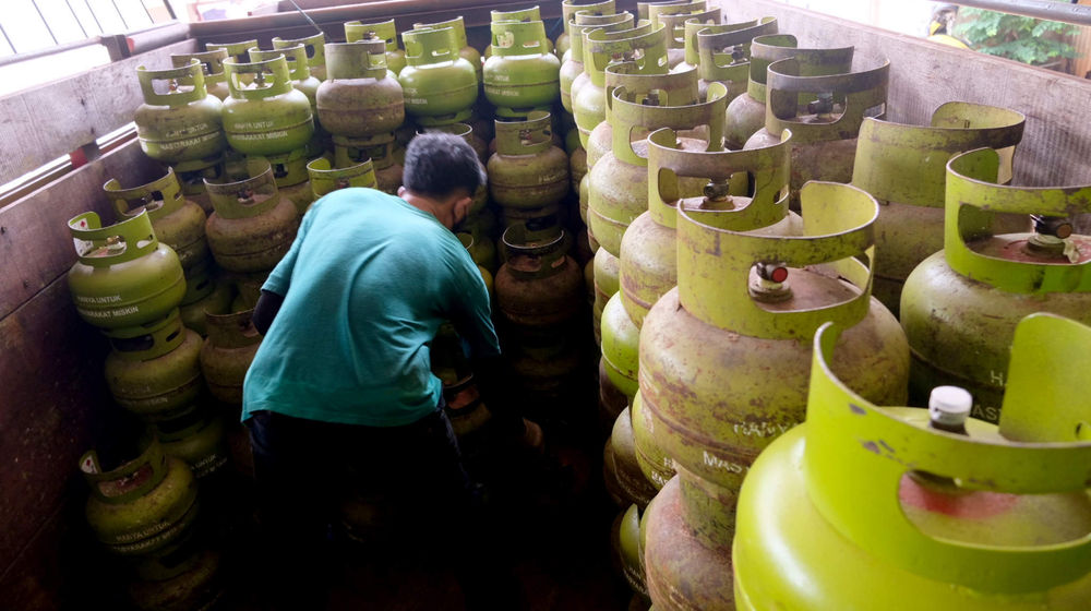 <p>Pekerja melakukan bongkar muat di salah satu agen penjualan Gas LPG3Kg di kawasan Mampang Prapatan, Jakarta Selatan, Selasa, 18 Mei 2021. Foto: Ismail Pohan/TrenAsia</p>

