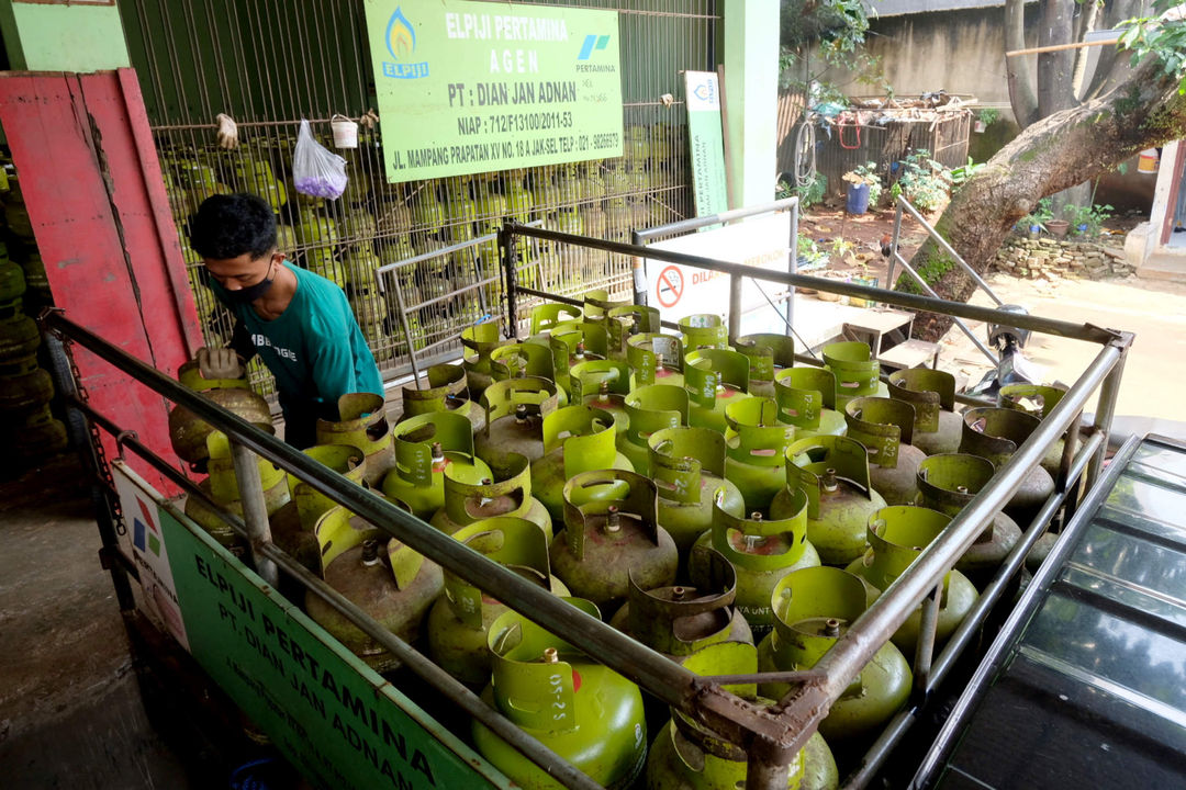 <p>Pekerja melakukan bongkar muat di salah satu agen penjualan Gas LPG 3Kg di kawasan Mampang Prapatan, Jakarta Selatan, Selasa, 18 Mei 2021. Foto: Ismail Pohan/TrenAsia</p>
