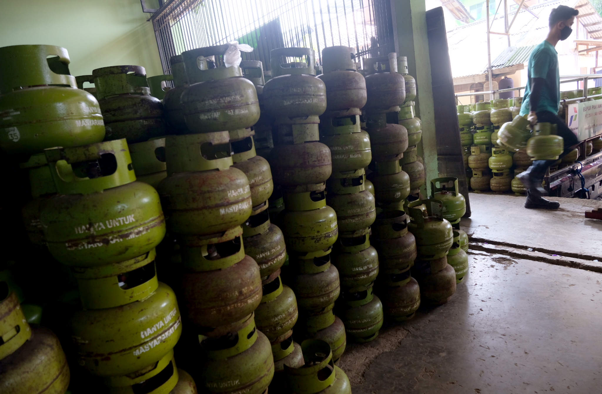 <p>Pekerja melakukan bongkar muat di salah satu agen penjualan Gas LPG 3Kg di kawasan Mampang Prapatan, Jakarta Selatan, Selasa, 18 Mei 2021. Foto: Ismail Pohan/TrenAsia</p>
