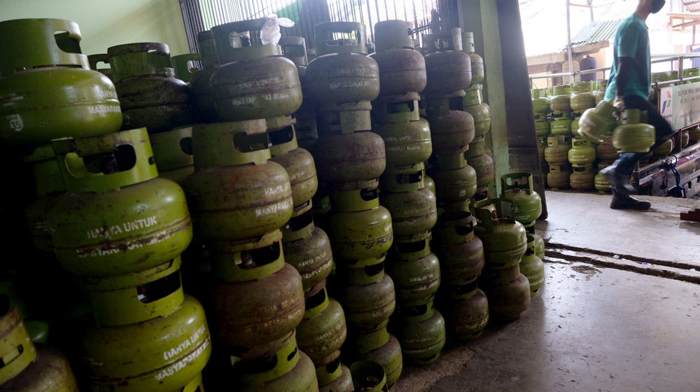 <p>Pekerja melakukan bongkar muat di salah satu agen penjualan Gas LPG 3Kg di kawasan Mampang Prapatan, Jakarta Selatan, Selasa, 18 Mei 2021. Foto: Ismail Pohan/TrenAsia</p>
