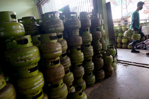 <p>Pekerja melakukan bongkar muat di salah satu agen penjualan Gas LPG 3Kg di kawasan Mampang Prapatan, Jakarta Selatan, Selasa, 18 Mei 2021. Foto: Ismail Pohan/TrenAsia</p>
