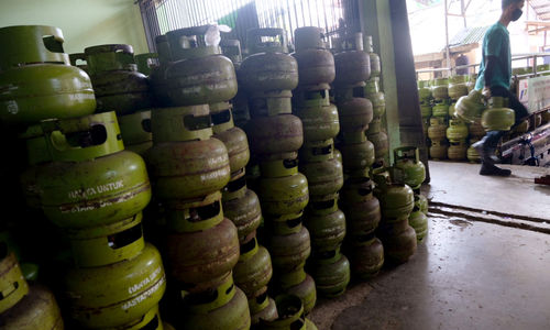 <p>Pekerja melakukan bongkar muat di salah satu agen penjualan Gas LPG 3Kg di kawasan Mampang Prapatan, Jakarta Selatan, Selasa, 18 Mei 2021. Foto: Ismail Pohan/TrenAsia</p>
