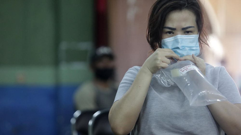 <p>Sejumlah petugas tengah melakukan pelaksanaan tes acak genose bagi pedagang,pengujung dan petugas pasar yang berlangsung di Pasar Anyar Kota Tangerang Senin 24 Mei 2021. Foto : Panji Asmoro/TrenAsia</p>
