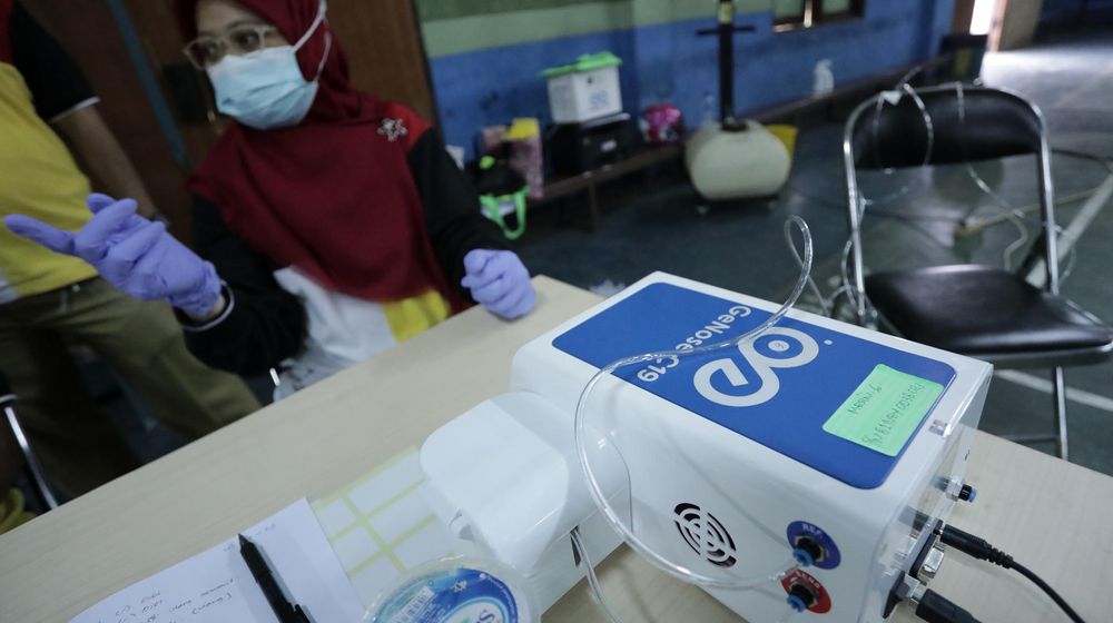 <p>Sejumlah petugas tengah melakukan pelaksanaan tes acak genose bagi pedagang,pengujung dan petugas pasar yang berlangsung di Pasar Anyar Kota Tangerang Senin 24 Mei 2021. Foto : Panji Asmoro/TrenAsia</p>