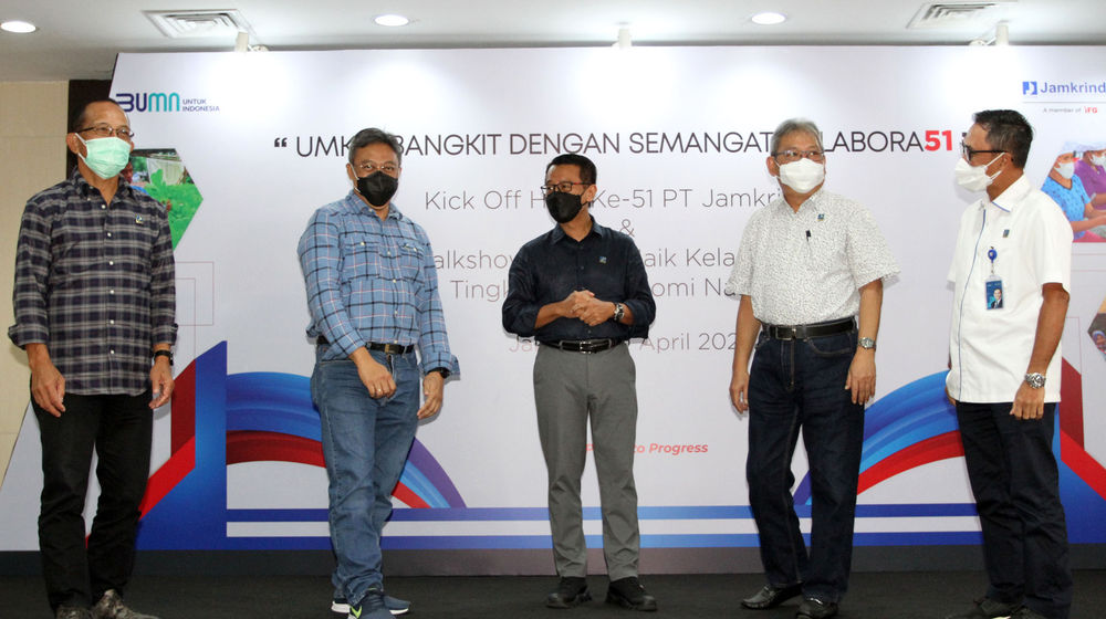 <p>Direktur Utama Jamkrindo Putrama Wahju Setyawan (tengah) bersama Direktur MSDM, Umum dan Kepatuhan Jamkrindo Sulis Usdoko (kiri), Direktur Operasional dan Jaringan Jamkrindo Kadar Wisnuwarman (kedua kiri), Direktur Keuangan, Investasi dan Manajemen Risiko Jamkrindo I. Rusdonobanu (kedua kanan) dan Direktur Bisnis Penjaminan Jamkrindo Suwarsito (kanan) berbincang saat acara Kick Off HUT PT  Jamkrindo ke 51  dan Talkshow Interaktif bertema UMKM Naik Kelas untuk Tingkatkan Ekonomi Nasional di Gedung Jamkrindo, Jumat 30 April 2021. Foto : Panji Asmoro/TrenAsia</p>

