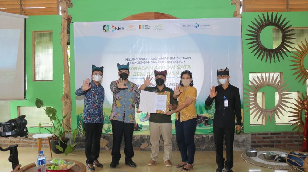 <p>Penandatanganan kerja sama antar pihak, LPEI dengan Koperasi Klaster Ijen Banyuwangi (KKIB) dan PT Souvantara Portaverda Gemilang (Souvantara) /Dok Kementerian Keuangan</p>