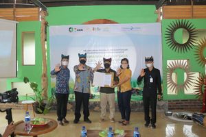 <p>Penandatanganan kerja sama antar pihak, LPEI dengan Koperasi Klaster Ijen Banyuwangi (KKIB) dan PT Souvantara Portaverda Gemilang (Souvantara) /Dok Kementerian Keuangan</p>