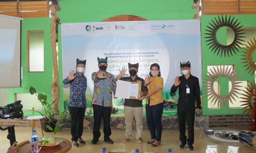 <p>Penandatanganan kerja sama antar pihak, LPEI dengan Koperasi Klaster Ijen Banyuwangi (KKIB) dan PT Souvantara Portaverda Gemilang (Souvantara) /Dok Kementerian Keuangan</p>
