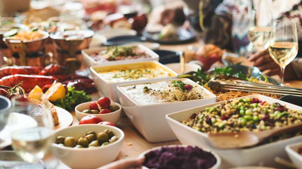 Ilustrasi bahaya makan secara berlebihan saat menikmati momen lebaran Hari Raya Idulfitri