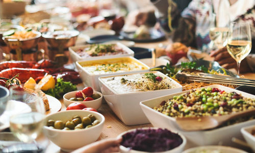 Ilustrasi bahaya makan secara berlebihan saat menikmati momen lebaran Hari Raya Idulfitri