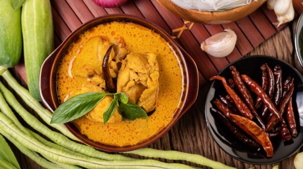 Ilustrasi makanan mengandung santan pada masakan khas lebaran