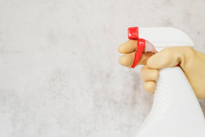 Ilustrasi cara mengatasi membersihkan jamur hitam di dinding