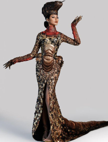<p>Kostum bertema “Komodo Dragon: an Indonesian Prehistoric Heritage” yang dibawakan oleh Ayu Maulida pada babak National Costume Miss Universe di Florida, Amerika Serikat, Kamis, 13 Mei 2021. / Instagram @officialputeriindonesia</p>
