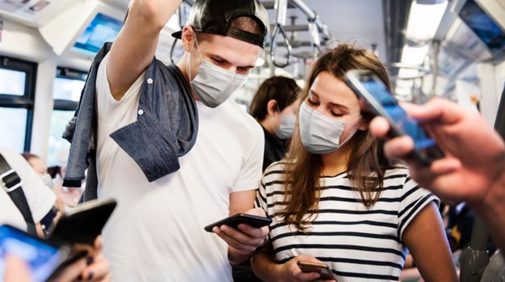 <p>Ilustrasi pakai masker tanpa jaga jarak/Freepik.com/rawpixel</p>
